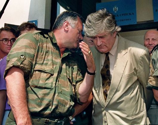 Cestovatel Karadžič. Na snímku (vpravo) v době své slávy s generálem Mladičem.
