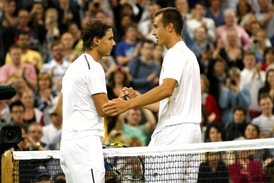 Rafael Nadal po utkání gratuluje Lukáši Rosolovi.