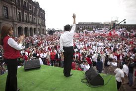 Kandidát Enrique Peňa Nieto před svými příznivci.