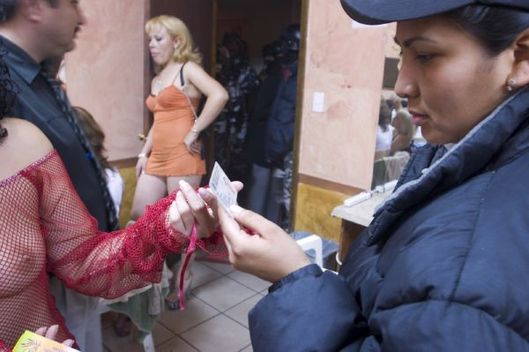 Členové Grupo Operativos v Nogalesu kontrolují kvůli drogám striptýzový klub.