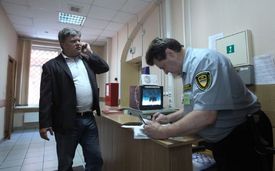 Šéf strany Jabloko Sergej Mitrofinov byl předvolán na policii. Tím mu zabránili v účasti na demonstraci.