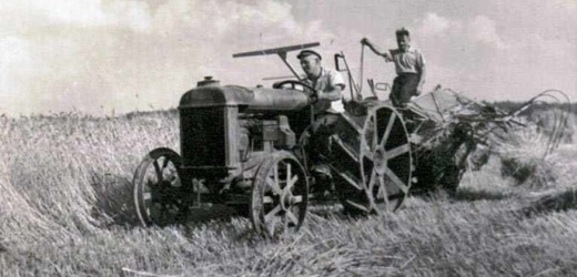 Na traktoru sedí otec Františka Brože. Zavřeli ho za sabotáž, protože odmítl vstoupit do JZD.
