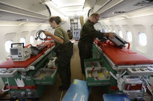 Armádní speciál odletěl z vojenského letiště v pražských Kbelích pro zbylé zraněné turisty, kteří po nehodě autobusu zůstali od minulého víkendu v chorvatských nemocnicích. Na snímku vojenští lékaři upravují lehátka pro zraněné.