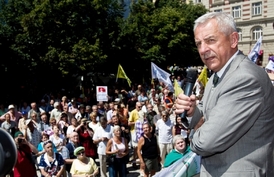 Ministr zdravotnictví Leoš Heger (TOP 09) čelí kvůli reformám řadě protestů.