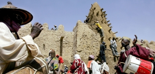 Islamisté zničili část hrobek v Timbuktu, které jsou zapsané na seznamu památek UNESCO.