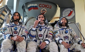 Na oběžné dráze nyní pracuje další trojice kosmonautů, Rusové Gennadij Padalka a Sergej Revin a Američan Joseph Acaba, jejichž mise začala 17. května.