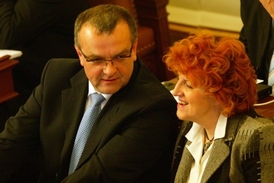 Ministr financí a místopředseda TOP 09 Miroslav Kalousek se pere za svoji kolegyni Vlastu Parkanovou jako lev.