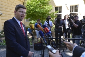 Odvolání ministra spravedlnosti Jiřího Pospíšila (ODS) vzbudilo vlnu nevole a spekulací.