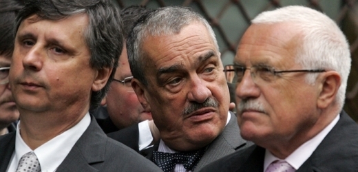 Zleva Jan Fischer, Karel Schwarzenberg a Václav Klaus. 