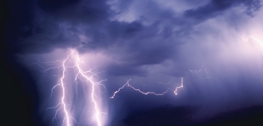 Silné bouřky mají podle meteorologů udeřit na většině území.