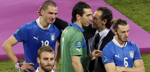 Italský trenér Cesare Prandelli utišuje po prohraném finále své hráče.