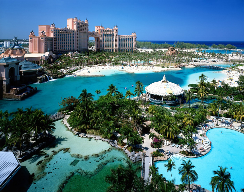 Také Bahamy se mohou chlubit překrásným bazénem působivé velikosti. Užijete si tam koupání mezi palmami i vodopády. (Foto: profimedia.cz)