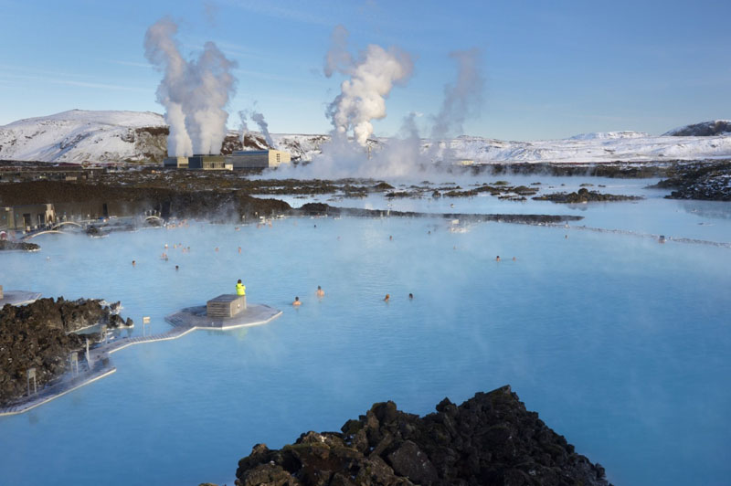 Geotermální resort na Islandu je také jedním z nejkrásnějších míst ke koupání. (Foto: profimedia.cz)