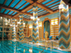 Dubaj je známá luxusními hotely a přepychovým prostředím. Hotel Burž al-Arab se ale také kromě pěti hvězdiček chlubí jedinečným bazénem s unikátní výzdobou. (Foto: archiv)
