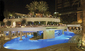Hotel Golden Nugget v Las Vegas nabízí hostům koupání v podobě bazénu pod útulným podloubím a akvárii se žraloky. (Foto: archiv)