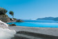Na souostroví Santorini najdete hotel Perivolas, který nabízí rovněž bazén, který si téměř lze splést s mořem: natolik je mu blízko. (Foto: archiv)