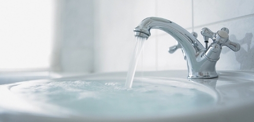 Hygienici radí nechat teplou vodu několik vteřin odtéct a pouštět vyšší teplotu.
