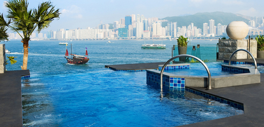 V Hongkongu nabízí hotel Intercontinental zcela jedinečný výhled i vstup do Jihočínského moře. (Foto: archiv)