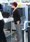 Sharon Osbourneová sundala při letištní kontrole i boty.