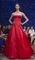 Rudá dokonalost. Takové šaty by si na ples chtěla obléknout každá žena. (Foto: ČTK/AP)