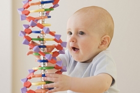 Děti získaly malé množství DNA od anonymní dárkyně, ale nešlo o cílenou genovou modifikaci.