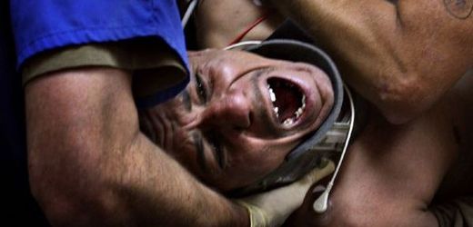 Muž zraněný těžce při výbuchu kříčí bolestí v irácké nemocnici.