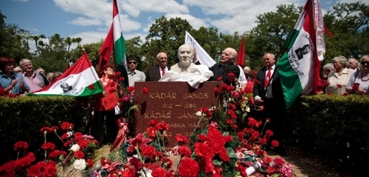 Soudruzi a soudružky si na budapešťském hřbitově připomínají nedožité 100. narozeniny komunistického vůdce z let 1956 až 1989 Jánose Kádára.