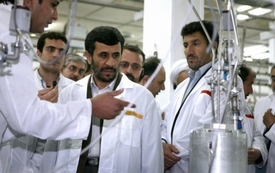 Prezident Ahmadínežád v jedné z tajných nukleárních laboratoří v Íránu.