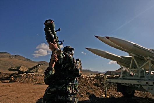 Íránský voják se střelou země-vzduch na vojenských manévrech nedaleko Ísfahánu.