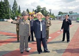 Kim Čong-un na obhlídce blíže neurčeného parku pro volný čas a relaxaci.
