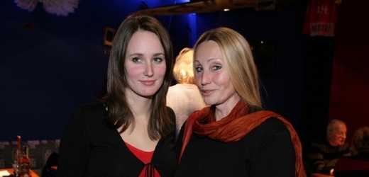 Olga Špátová (vlevo) se svou matkou, slavnou dokumentaristkou Olgou Sommerovou.