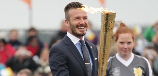 David Beckham nechyběl ani u příletu olympijského ohně na britskou půdu.