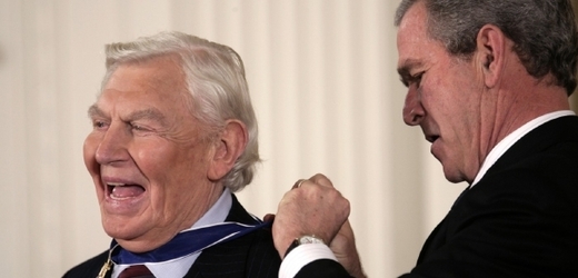 Andy Griffith dostává Medaili svobody od amerického prezidenta George Bushe.