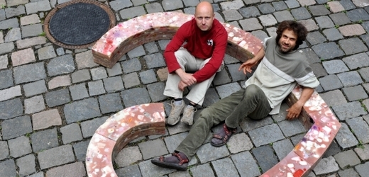 Autoři Lukáš Gavlovský (vpravo) a Roman Švejda instalují v těchto dnech na nádvoří bývalého pivovaru na zámku v Litomyšli voskové srdce pro Václava Havla. 