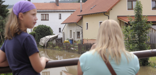 Obyvatele Klatovska sužují lokální záplavy. Na snímku ze rozlitá řeka ve Švihově.