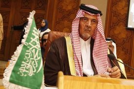 Saúdský ministr zahraničí Saúd al-Fajsal na jednání v Káhiře. Saúdové chtějí platit rebely. 