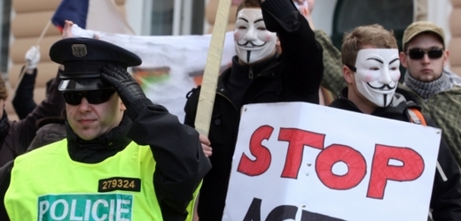 Proti smlouvě ACTA protestovali lidé po celém světě.