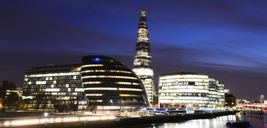 Shard stojí v netypické lokalitě. Většina londýnských výškových budov je buď přes řeku v City, nebo v novém finančním středisku Canary Wharf.