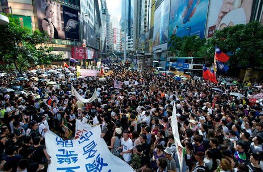 Desítky tisíc lidí dermonstrovaly začátkem července v Hongkongu proti čínským manýrům v tomto regionu. 