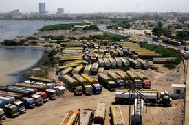 Kamiony a cisterny k zásobování ISAF se už měsíce kupí na odstavných plochách v Karáčí.