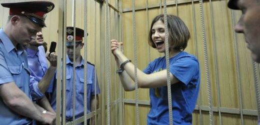 Naděžda Tolokoniková, členka Pussy Riot,  neztrácí za mřížemi humor.