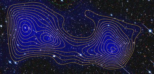 Vlákno kosmické pavučiny mezi dvěma shluky galaxií. Intenzita modré barvy odpovídá hustotě hmoty.