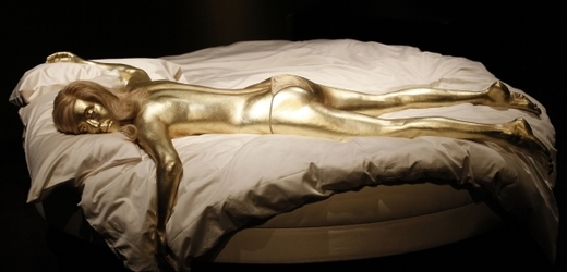 Zlatem potřené ženské tělo se objevilo ve filmu Goldfinger.