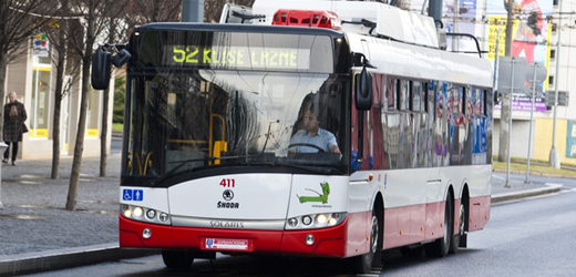 Dvacetiletý značně podnapilý mladík ve čtvrtek ve Slezské Ostravě zranil kamenem pětatřicetiletého cestujícího trolejbusu (ilustrační foto).