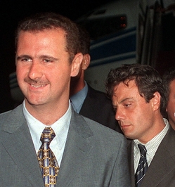 Manaf Tlás (vpravo) byl považován za Asadova rodinného přítele.