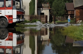 Hasiči odstraňovali v Předláncích u Višňové na Liberecku následky lokálních záplav po noční bouři.