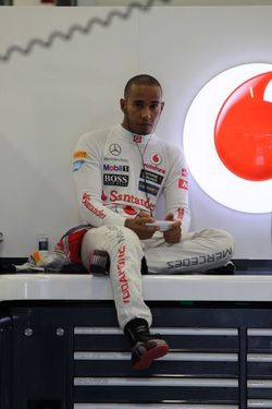Domácí Lewis Hamilton.