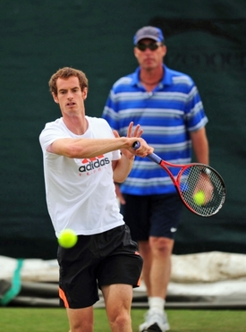 Andy Murray trénuje před finále Wimbledonu s koučem Ivanem Lendlem.