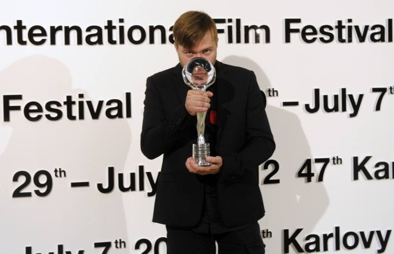 Kanadský režisér Rafael Ouellet převzal v Karlových Varech cenu za režii za film Kamion.