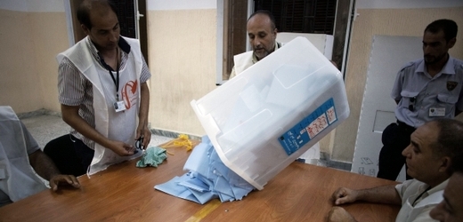 V Libyi začalo sčítání výsledků sobotních voleb do přechodného parlamentu.